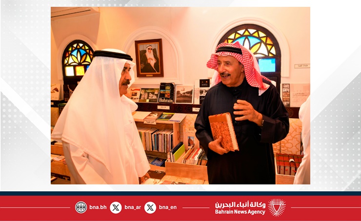 محافظ المحرق يفتتح معرض الكتاب الثاني بدار العمامرة ويشيد بجهود القائمين عليه